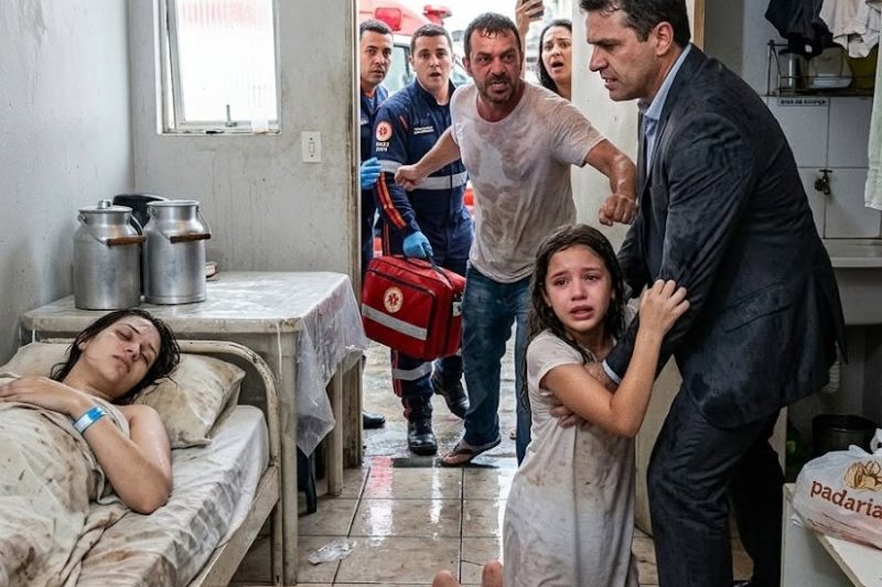 A voz trêmula da menina, ajoelhada no chão por ter pegado duas latas de leite, não comoveu ninguém. Pelo contrário, ela só recebeu insultos e zombarias… chamavam-na de ladra. Apenas um homem, de longe, viu tudo. Pagou em silêncio… e depois a seguiu sem que ela percebesse. Quando chegou à casa… ficou paralisado ao ver a mulher deitada sobre uma cama suja… ela havia…