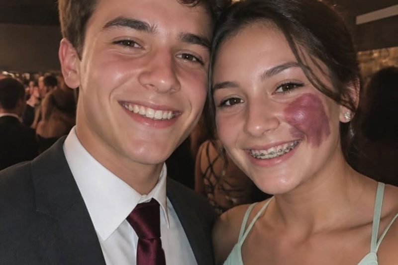 Toda la escuela se burlaba de la marca en mi rostro, así que nadie quiso invitarme al baile… excepto el chico más popular. Todos rieron cuando entramos juntos al gimnasio, hasta que varios policías aparecieron de repente y dijeron su nombre.