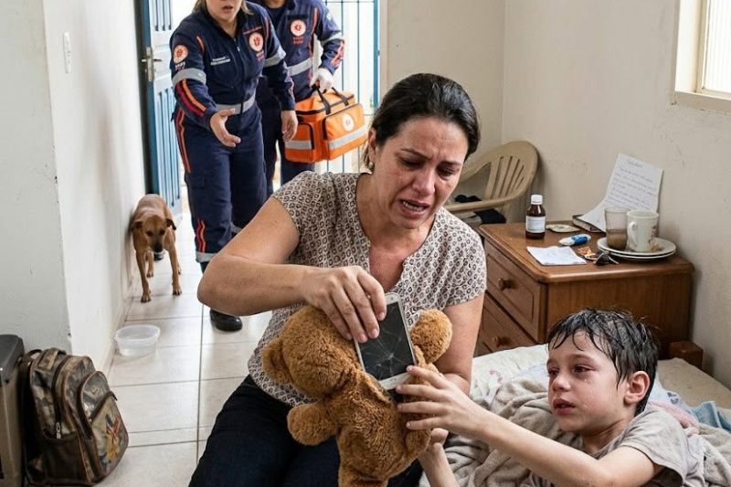 “Ele só está de castigo” — disse a mãe antes de viajar para a praia, deixando o filho de 8 anos trancado no quarto; mas a tia encontrou um celular antigo que começou a desmontar sua mentira.