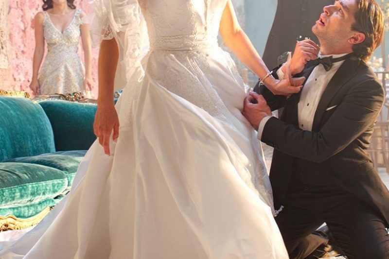 En mi noche de bodas, mi esposo me abofeteó por tardar tres segundos en servir el café; su familia sonrió y llamó “tradición” al golpe… pero antes de que el reloj marcara el cuarto minuto, su hijo estaba de rodillas y la hacienda entera escuchó su secreto